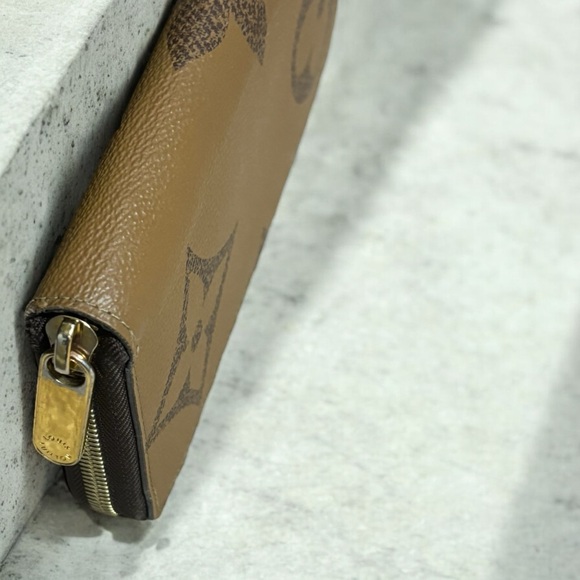 2020’ Louis Vuitton Giant Reverse Monogram Zippy Wallet - Picture 9 of 12